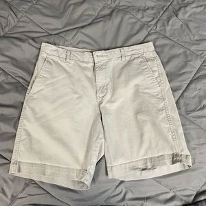 34" LIGHT GRAY CHAPS KHAKI SHORTS